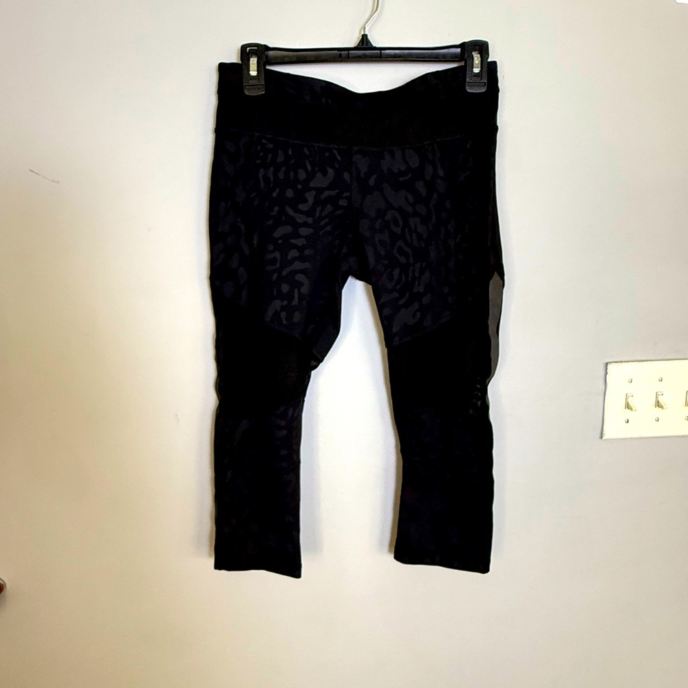 Lululemon cropped leggings black animal print and mesh size 8